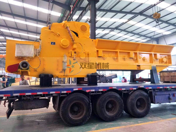 模板粉碎機(jī)車間裝車發(fā)貨