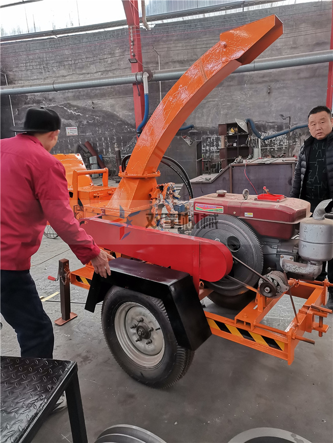 小微型樹枝粉碎機設備客戶現場考察