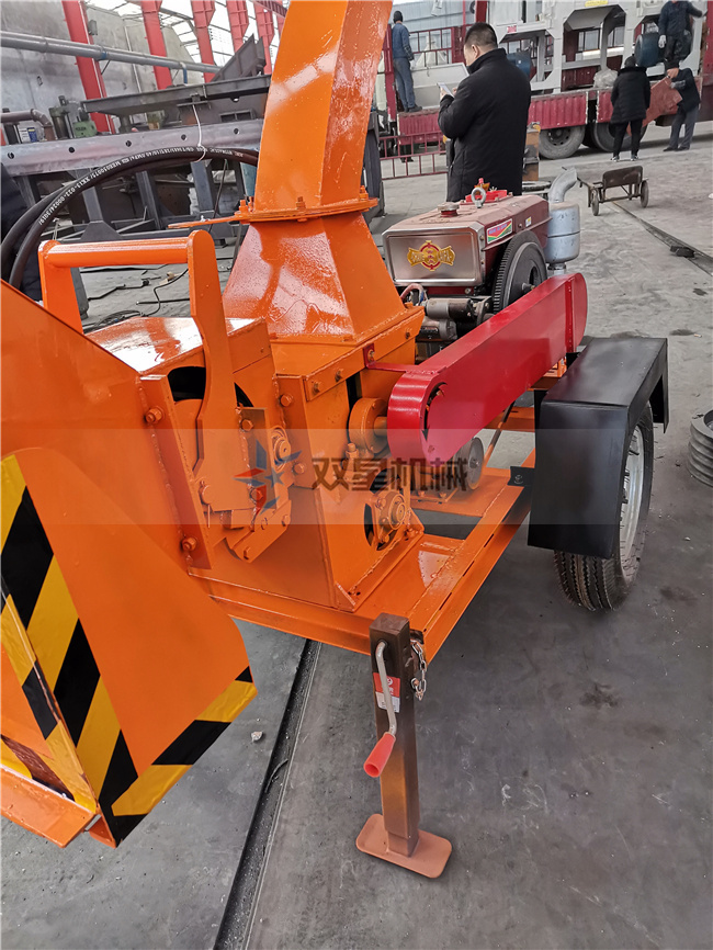 小微型樹枝粉碎機設備客戶現場考察