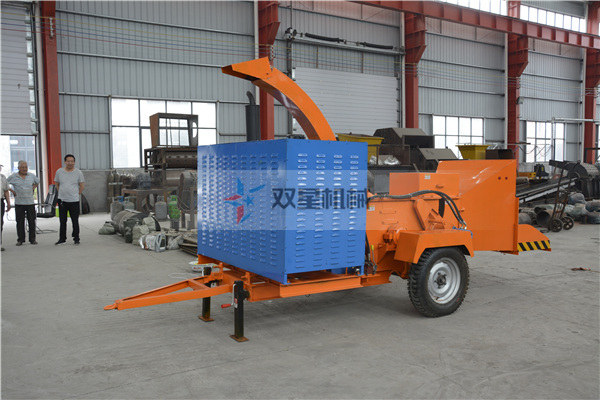 柴油版樹枝粉碎機設(shè)備比較適合戶外操作