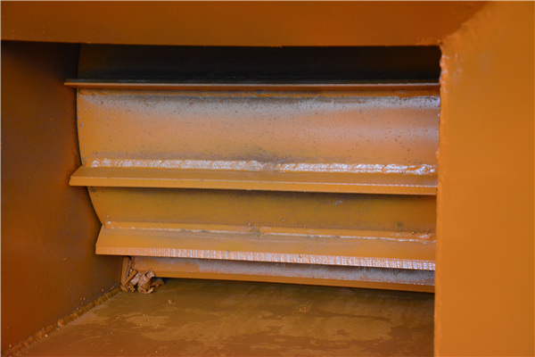 小型移動樹枝粉碎機喂料口