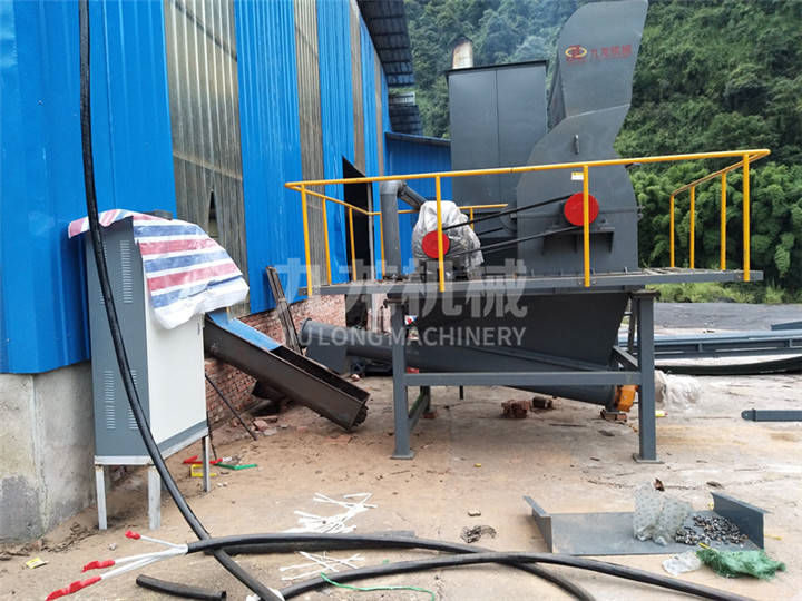 木材粉碎機日常工作<a href='http://m.xianhfw.com' target='_blank'><span><a href='http://m.xianhfw.com/1/229.html' target='_blank'><span>樹枝粉碎</span></a>機</span></a>廠家的維護與保養(yǎng)也很重要