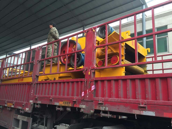 新的園林處理方樹(shù)枝粉碎機(jī)式就是樹(shù)枝粉碎機(jī)